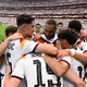 Da wächst etwas zusammen: Die deutsche Jubeltraube nach dem zweiten Tor. - Bild: Xiao Yijiu/XinHua/dpa