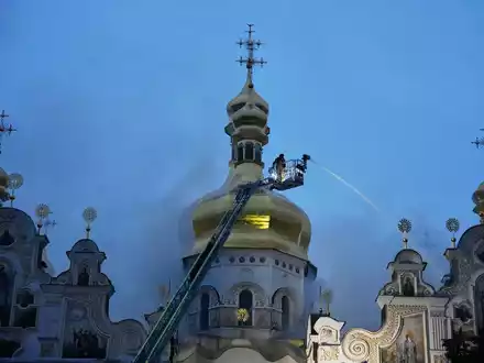 Das jahrhundertealte Höhlenkloster gehört zum Unesco-Weltkulturerbe. - Foto: Efrem Lukatsk/AP/dpa