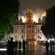 Flammen züngeln aus dem Dach unter den vergoldeten Kuppeln der Mariä-Entschlafens-Kathedrale.  - Bild: Danylo Antoniuk/AP/dpa