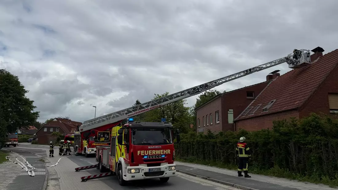 FW-AUR: Große Hitze gestaltet Kaminbrand-Bekämpfung herausfordernd - Bild: presseportal.de