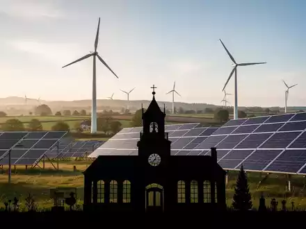 Eine Windturbine und Solarpaneele in einer ländlichen Landschaft mit der Silhouette eines Rathauses im Vordergrund. - Foto: über boerse-global.de
