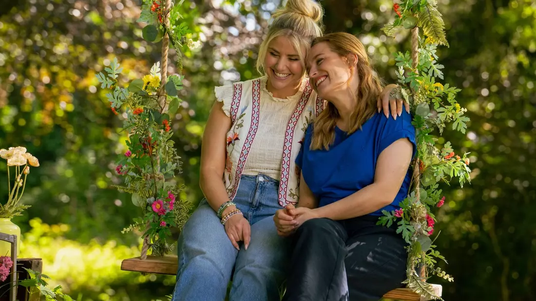 Premiere! Schlagerstar Beatrice Egli schlüpft zum ersten Mal in eine Schauspielrolle in Die Landarztpraxis - Team Sonnenhof - Bild: Joyn/Joshua Schneider, presseportal.de
