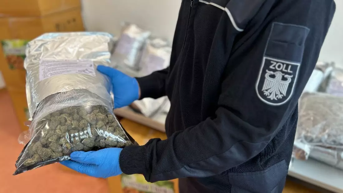 ZOLL-H: Großangelegte Durchsuchungen gegen mutmaßliche Drogenhändler in Hannover/Neun Durchsuchungen und drei Festnahmen in Hannover, Schmuggel von Drogen im Wert von einer Million Euro aufgedeckt - Bild: presseportal.de