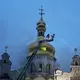 Die alten Ikonen und anderen Heiligtümer sind nach Kirchenangaben vor dem Brand in Sicherheit gebracht worden. - Bild: Efrem Lukatsk/AP/dpa