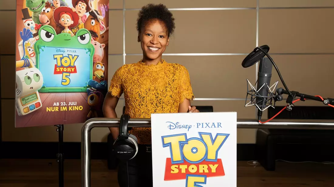 Cristina goes Hollywood: Radio TEDDY-Moderatorin spricht Rolle in Disney-Pixars Toy Story 5 / Aus einer Morgenshow-Idee wird ein Disney-Abenteuer auf der großen Kinoleinwand - Bild: presseportal.de