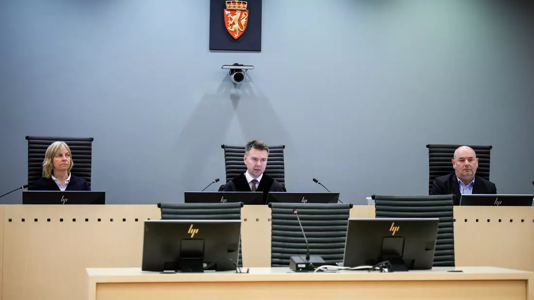128 Seiten zum Urteil verliest Richter Jon Sverdrup Efjestad (Mitte).  - Bild: Stian Lysberg Solum/NTB/dpa