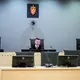 128 Seiten zum Urteil verliest Richter Jon Sverdrup Efjestad (Mitte).  - Bild: Stian Lysberg Solum/NTB/dpa