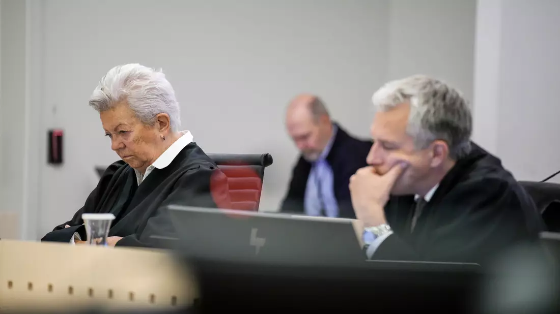 Regungslos nehmen Høibys Verteidiger das Urteil gegen ihren Mandaten auf.  - Bild: Stian Lysberg Solum/NTB/dpa