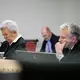 Regungslos nehmen Høibys Verteidiger das Urteil gegen ihren Mandaten auf.  - Bild: Stian Lysberg Solum/NTB/dpa