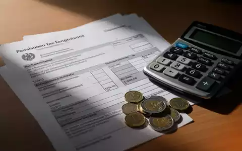 Ein Rentenbescheid und Euromünzen auf einem Schreibtisch, die finanzielle Berechnungen und neue Rentengesetze symbolisieren. - Foto: über boerse-global.de