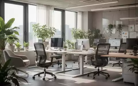 Ein modernes, ergonomisches Bürointerieur mit viel Tageslicht, Pflanzen, höhenverstellbaren Schreibtischen und bequemen Stühlen. - Foto: über boerse-global.de