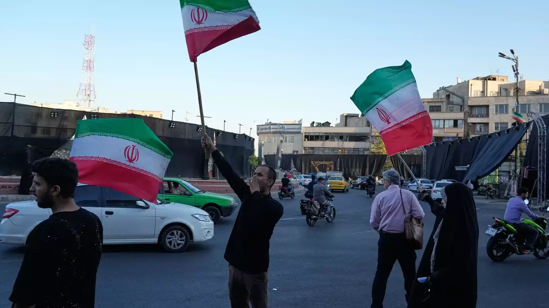 Die iranische Führung feiert das Rahmenabkommen aber für die Menschen im Land herrscht Ungewissheit, ob sich ihre Lage damit bessert. - Bild: Vahid Salemi/AP/dpa