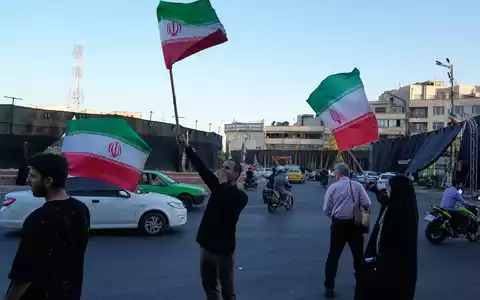 Die iranische Führung feiert das Rahmenabkommen aber für die Menschen im Land herrscht Ungewissheit, ob sich ihre Lage damit bessert. - Foto: Vahid Salemi/AP/dpa
