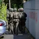 Polizisten in Spezialausrüstung sind am Tattag Anfang September 2025 in Essen im Einsatz. (Archiv) - Bild: Henning Kaiser/dpa