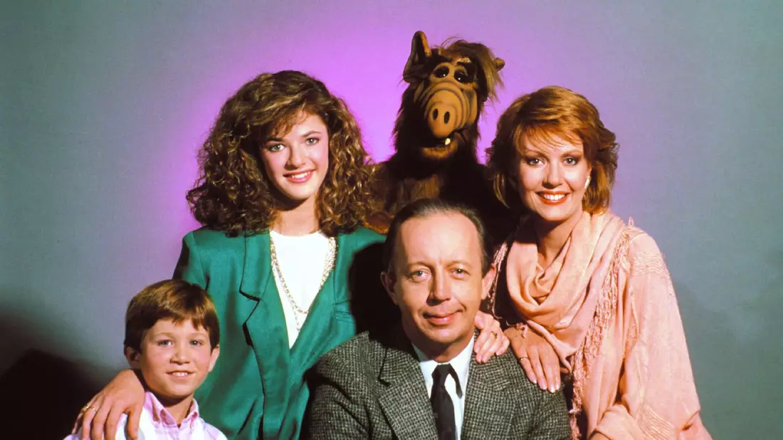 Anne Schedeen (rechts) spielte die Mutter Kate Tanner in der Serie Alf.  - Bild: United Archives/KPA/dpa