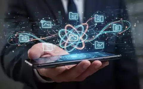 A hand holds a smartphone displaying a holographic interface of interconnected files and data streams, symbolizing complex digital management. - Foto: über boerse-global.de