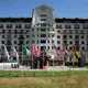 In diesem Hotel findet der Gipfel streng abgeschottet statt. - Bild: Thibault Camus/AP/dpa