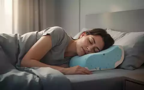Eine Person schläft friedlich auf der Seite in einem modernen Schlafzimmer, wobei ein ergonomisches Kissen ihren Kopf und Nacken stützt. - Foto: über boerse-global.de