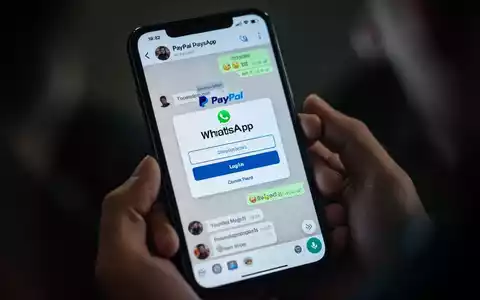 Nahaufnahme eines Smartphone-Bildschirms mit einer betrügerischen PayPal-Anmeldeseite in einem WhatsApp-Chat. - Foto: über boerse-global.de