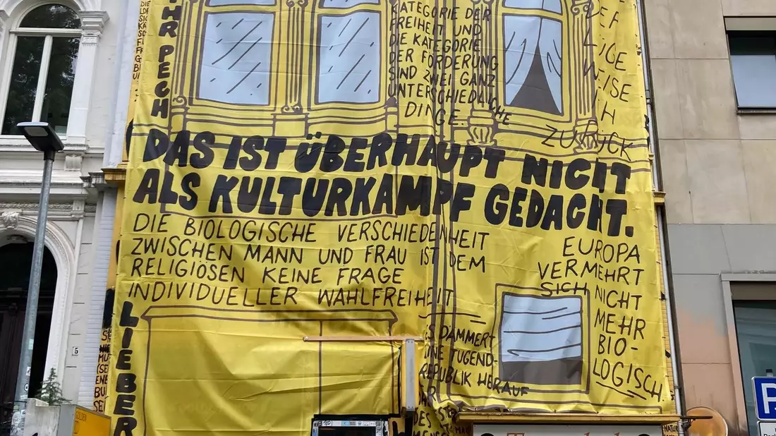 Der Künstler Sönke Lühring gestaltete die Fassade. - Bild: Mirjam Uhrich/dpa