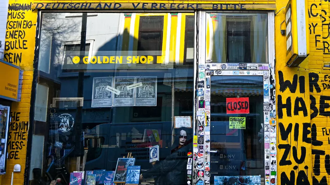 An der bisherigen Fassade sorgte der Spruch «Deutschland verrecke bitte» für Aufruhr. (Archivfoto) - Bild: Sina Schuldt/dpa