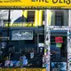An der bisherigen Fassade sorgte der Spruch «Deutschland verrecke bitte» für Aufruhr. (Archivfoto) - Bild: Sina Schuldt/dpa