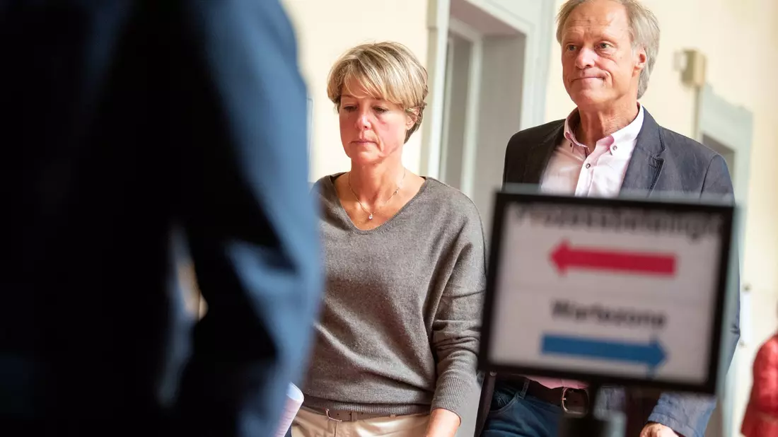 Christina Block und ihr Lebensgefährte Gerhard Delling auf dem Gerichtsflur. - Bild: Daniel Bockwoldt/dpa