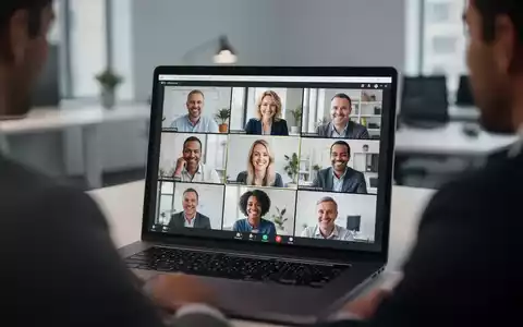 Eine Gruppe von Personen in einem Videoanruf auf einem Laptop-Bildschirm, der eine Browser-Oberfläche zeigt. - Foto: über boerse-global.de
