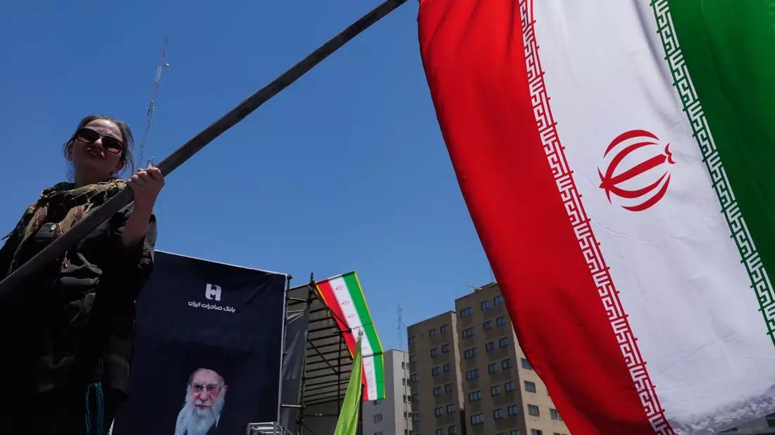 Viele Fragen im Iran-Krieg sind weiter ungelöst (Archivbild).  - Bild: Vahid Salemi/AP/dpa