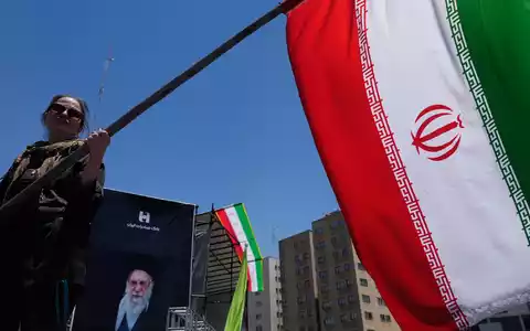 Viele Fragen im Iran-Krieg sind weiter ungelöst (Archivbild).  - Foto: Vahid Salemi/AP/dpa