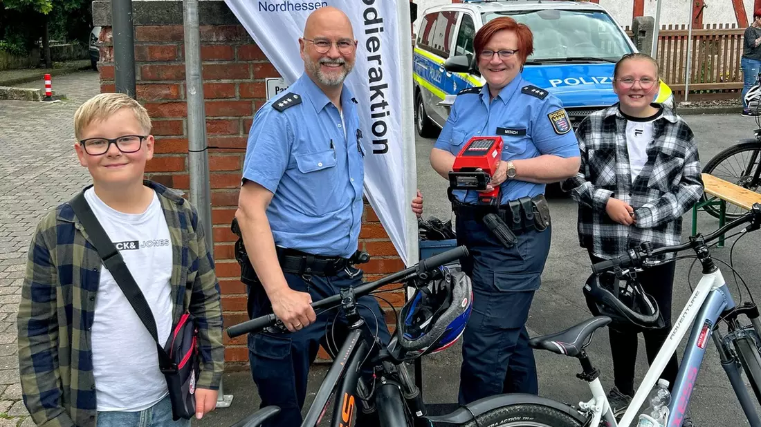 POL-ESW: Präventionsaktion: Polizei codierte Fahrräder beim Sommerfest in Großalmerode - Bild: presseportal.de