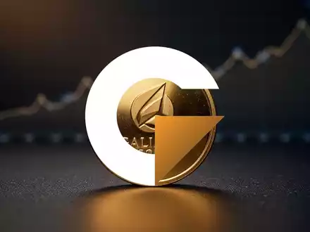 Eine einzelne goldene Münze mit einem dezenten Galiano Gold Logo, die auf einer dunklen Oberfläche liegt. - Foto: über boerse-global.de
