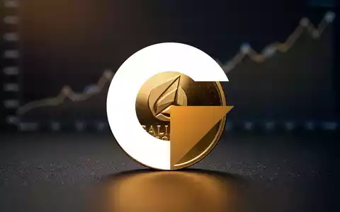 Eine einzelne goldene Münze mit einem dezenten Galiano Gold Logo, die auf einer dunklen Oberfläche liegt. - Foto: über boerse-global.de