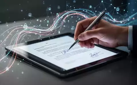 A hand holding a stylus, digitally signing a document on a tablet screen, with abstract network graphics in the background. - Foto: über boerse-global.de