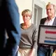 Christina Block und ihr Lebensgefährte Gerhard Delling auf dem Gerichtsflur. - Bild: Daniel Bockwoldt/dpa