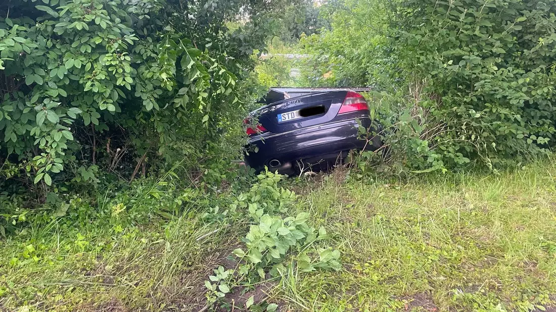 POL-STD: Stade: Fahrt endet im Garten - Zeugen nach Unfall im Bereich Salztorscontrescarpe gesucht - Bild: presseportal.de