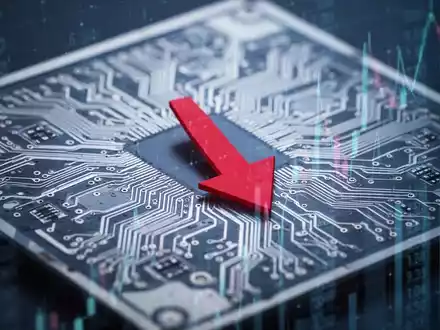 Ein Mikrochip mit einer abwärts gerichteten roten Pfeilüberlagerung, der eine Unterperformance im Technologiesektor symbolisiert. - Foto: über boerse-global.de
