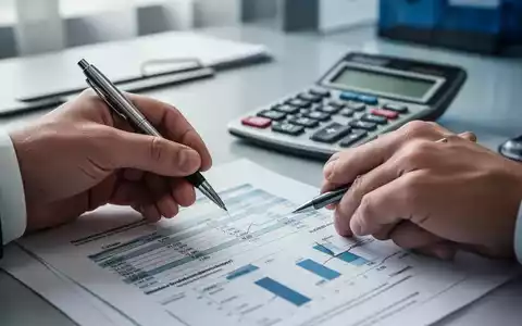 Hände halten einen Stift über einem Dokument mit Finanzzahlen, im Hintergrund ein Taschenrechner, der neue Minijob-Regeln und Rentenbeiträge symbolisiert. - Foto: über boerse-global.de
