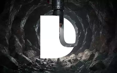 Bohrmaschine in einem dunklen, felsigen Tunnel, symbolisiert Bergbau und Exploration. - Foto: über boerse-global.de
