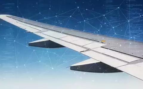 Nahaufnahme eines Flugzeugflügels vor blauem Himmel mit einer subtilen digitalen Überlagerung, die Regulierung und Transparenz symbolisiert. - Foto: über boerse-global.de