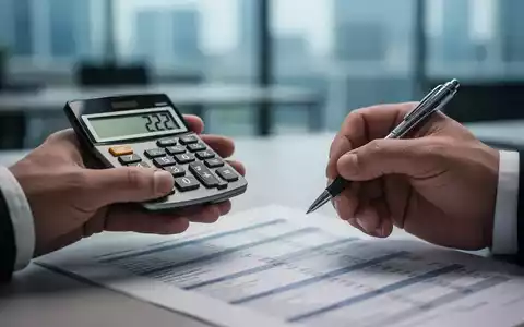 Hände halten Taschenrechner mit '222' und Stift über Finanzdokument; unscharfer Bürohintergrund. Symbolisiert Tarifverhandlungen. - Foto: über boerse-global.de