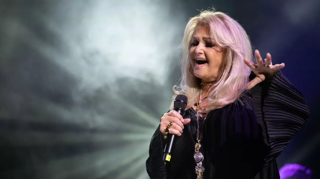 Pop-Ikone Bonnie Tyler ist in Portugal aus dem künstlichen Koma aufgeweckt worden, braucht für die Genesung aber mehr Zeit als gedacht. (Archivbild) - Bild: Sebastian Gollnow/dpa