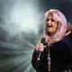 Pop-Ikone Bonnie Tyler ist in Portugal aus dem künstlichen Koma aufgeweckt worden, braucht für die Genesung aber mehr Zeit als gedacht. (Archivbild) - Bild: Sebastian Gollnow/dpa