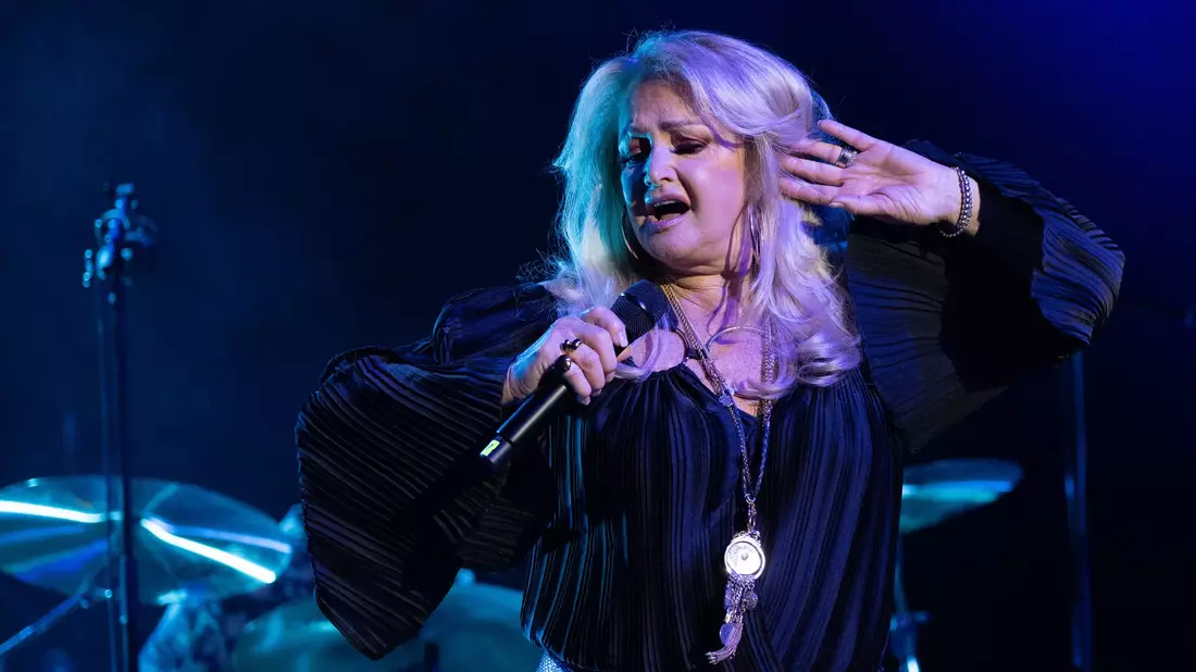Sängerin Bonnie Tyler befindet sich zwar auf dem Weg der Besserung, muss ihre für den Sommer geplanten Konzerte jedoch absagen. (Archivbild) - Bild: Sebastian Gollnow/dpa