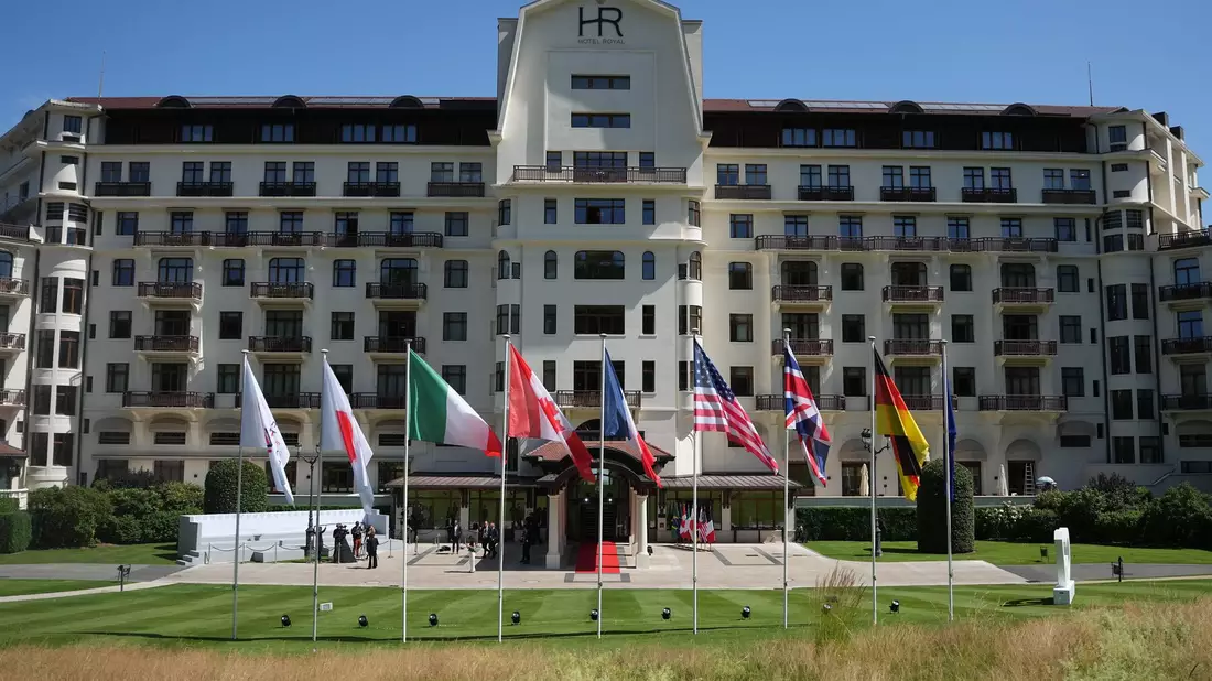 In diesem Hotel findet der Gipfel streng abgeschottet statt. - Bild: Thibault Camus/AP/dpa