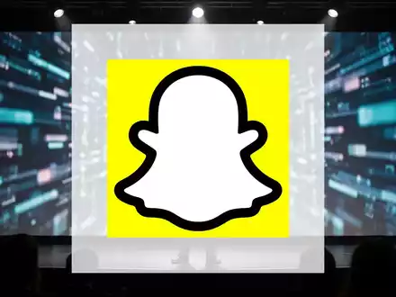 Evan Spiegel, CEO von Snap Inc., spricht auf einer Technologiekonferenz, im Hintergrund eine verschwommene digitale Anzeige. - Foto: über boerse-global.de