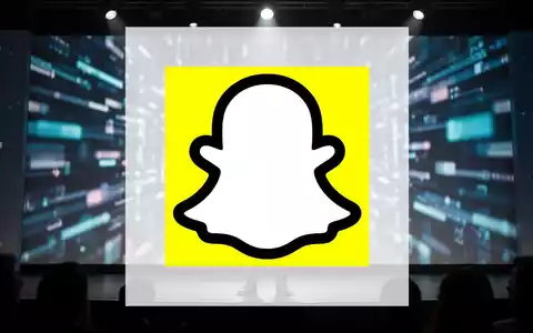 Evan Spiegel, CEO von Snap Inc., spricht auf einer Technologiekonferenz, im Hintergrund eine verschwommene digitale Anzeige. - Foto: über boerse-global.de