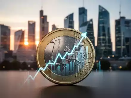 Ein Euro-Münze spiegelt einen steigenden Zinschart wider, mit einer verschwommenen europäischen Finanzskyline im Hintergrund. - Foto: über boerse-global.de