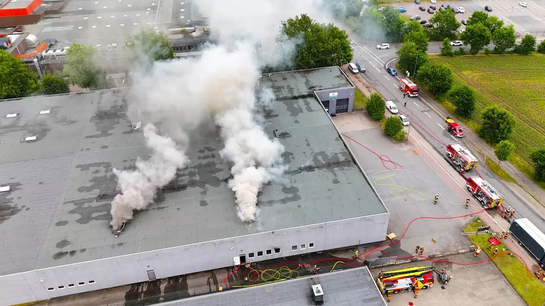FW Neumünster: Großbrand in Lagerhalle im Industriegebiet Süd - Rund 100 Einsatzkräfte im Einsatz - Bild: presseportal.de
