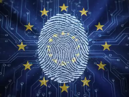 A glowing digital fingerprint merges with circuit board patterns, symbolizing secure digital identity and European integration. - Foto: über boerse-global.de